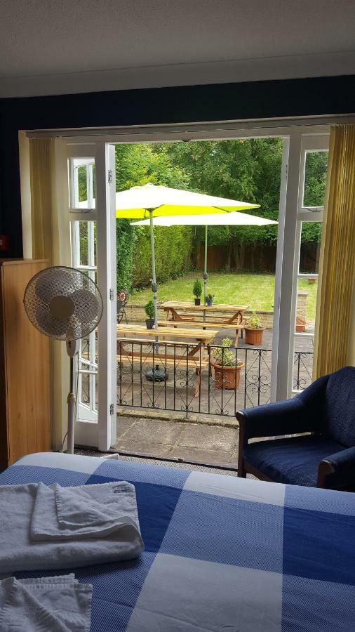 Gatwick Castle B&B Horley Exterior foto
